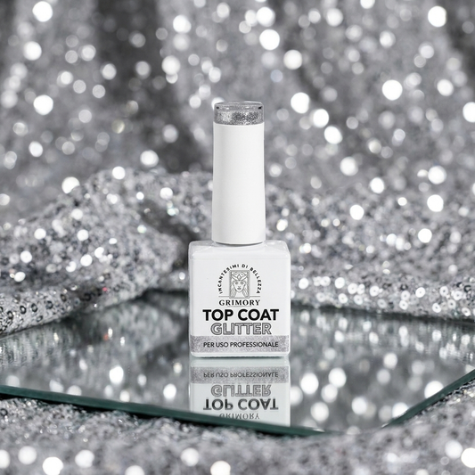 Top Coat Glitter Grimory su superficie a specchio con bokeh