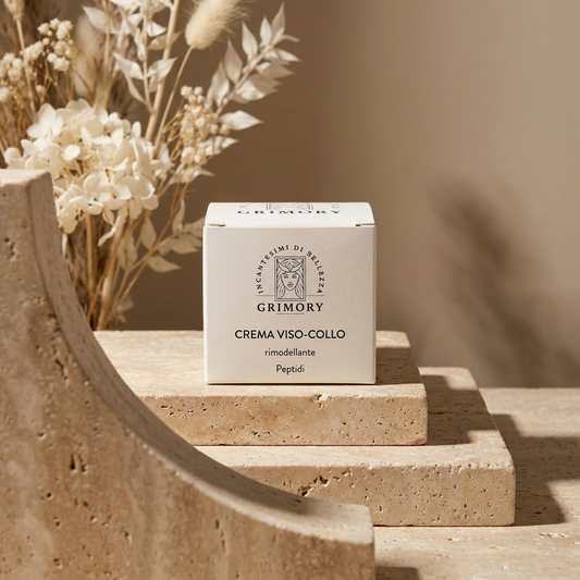 Crema Viso-Collo Peptidi Grimory su gradini in travertino
