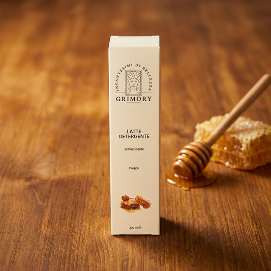 Latte Detergente Propoli Grimory su legno miele